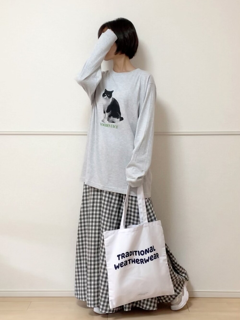 グレー系のTシャツ/カットソー、ホワイト系のベスト、ブルー系のスカートを着用したレディースの夏コーディネートの2枚目の写真