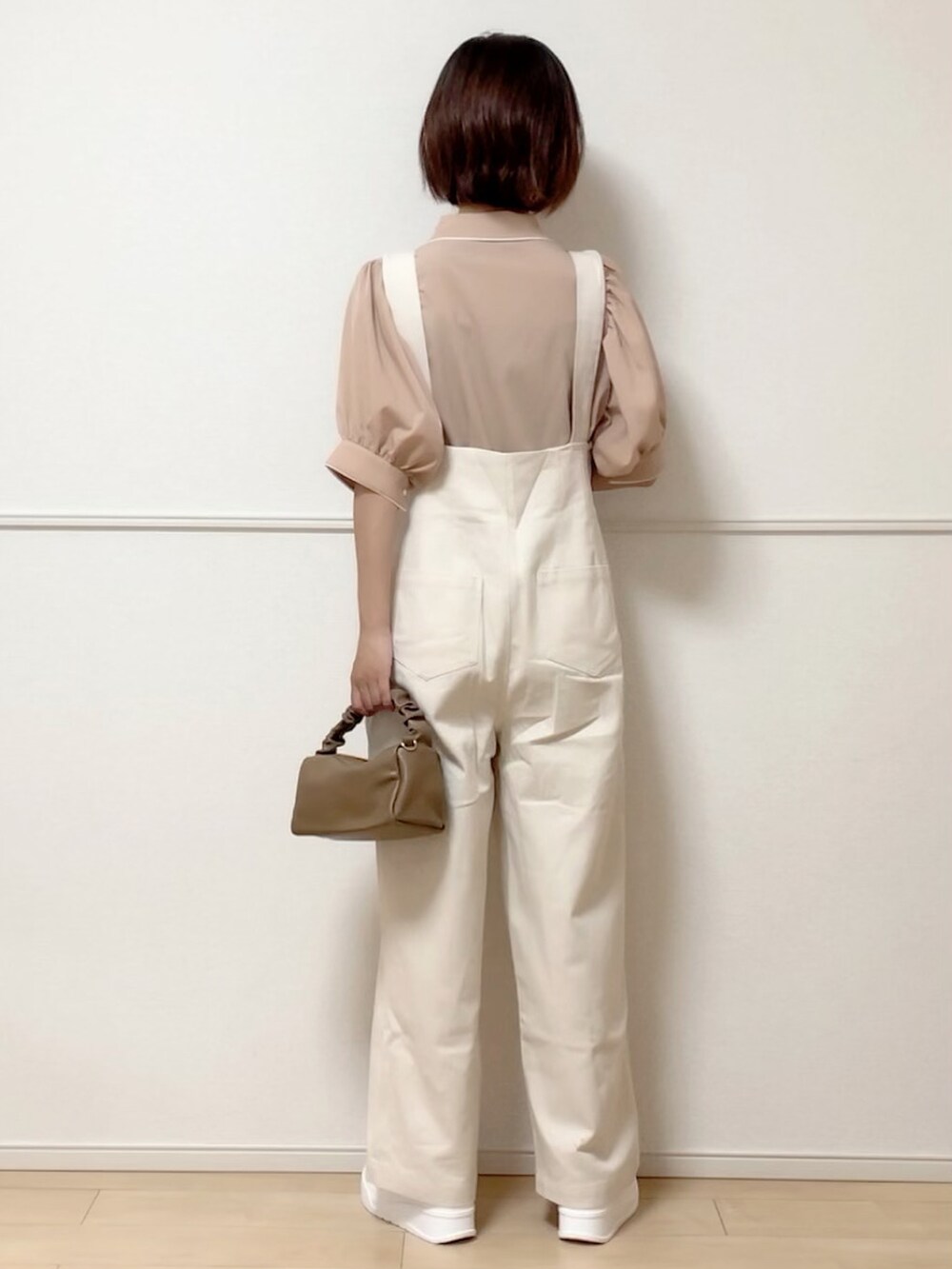 ベージュ系のシャツ/ブラウス、ホワイト系のサロペット/オーバーオール、その他のサンダルを着用したレディースの秋コーディネートの2枚目の写真