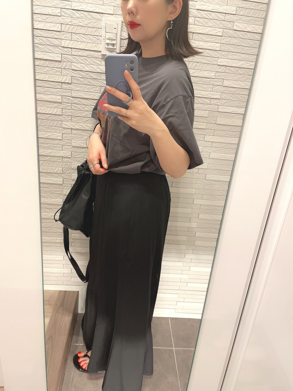 「夏コーデ、オトナカジュアル、シンプルコーデ、ロングスカート、マーメイドスカート、ビーチサンダル、Tシャツ、ロゴT、夏だ！Tシャツ着よう！、大人カジュアル、Ungrid、auntmarie's、GU、maisonspecial」｜「UngridのツアーロゴルーズTee（Tシャツ/カットソー、グレー系）」を使った、mhさん（レディース・155cm）の夏コーディネートの3枚目の写真