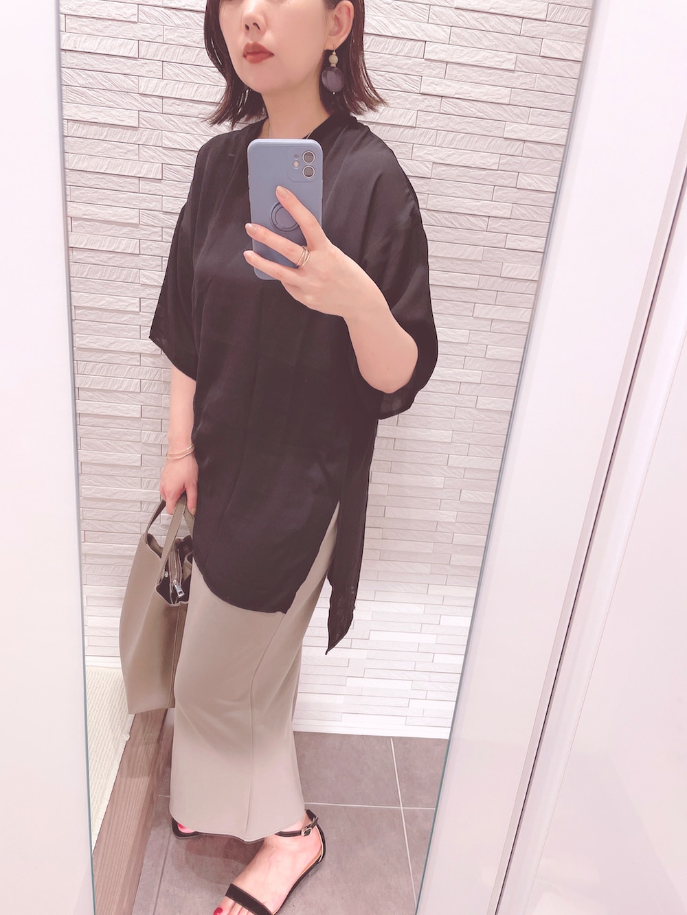 「大人カジュアル、オトナカジュアル、シンプルコーデ、春夏コーデ、オーバーサイズ、ビッグシルエット、タイトスカート、ロングスカート」｜「Aunt Marie'sのハーフスリーブシアートップス（シャツ/ブラウス、ブラック系）」を使った、mhさん（レディース・155cm）の春コーディネートの2枚目の写真