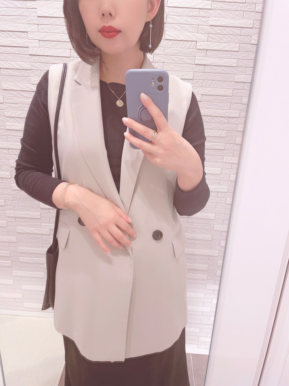 「プチプラ、大人カジュアル、シンプル、春コーデ、スニーカーコーデ、ベスト、着回しコーデ、マーメイドスカート」｜「GUのアイテム（ベスト、ベージュ系）」を使った、mhさん（レディース・155cm）の春コーディネートの3枚目の写真