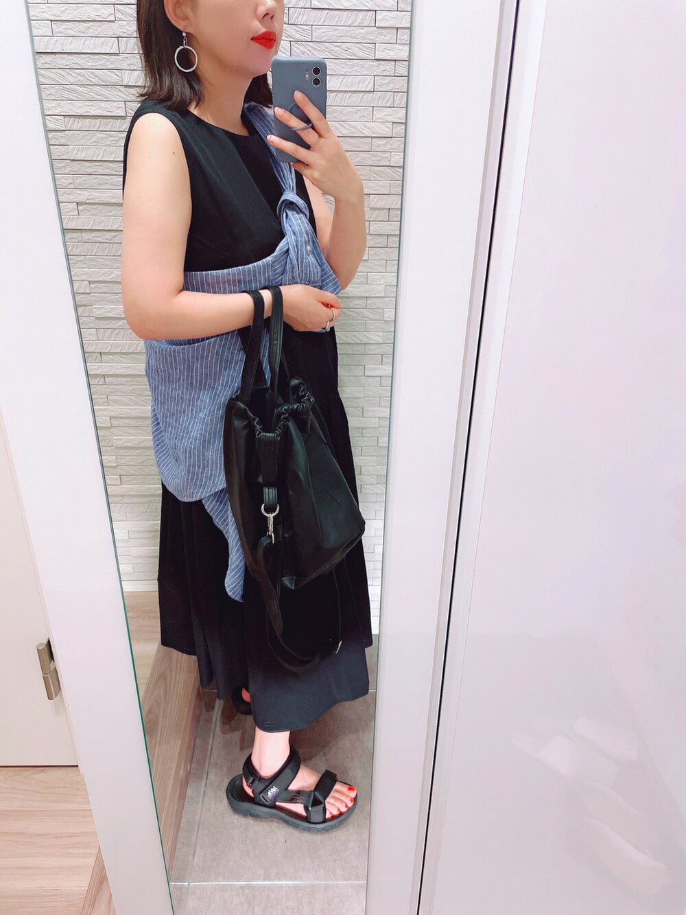 ブラック系のワンピース、ブルー系のシャツ/ブラウス、ブラック系のサンダルを着用したレディースの夏コーディネートの2枚目の写真