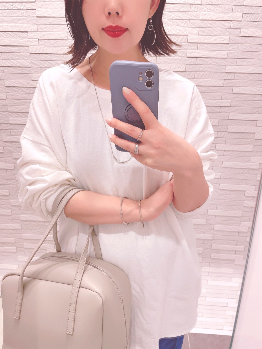 ホワイト系のTシャツ/カットソー、ブルー系のその他パンツ、ブラック系のサンダルを着用したレディースの春コーディネートの4枚目の写真