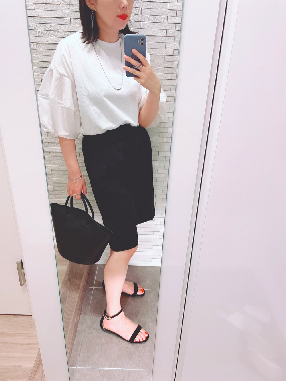 ホワイト系のTシャツ/カットソー、ブラック系のその他パンツ、ブラック系のハンドバッグを着用したレディースの夏コーディネートの2枚目の写真