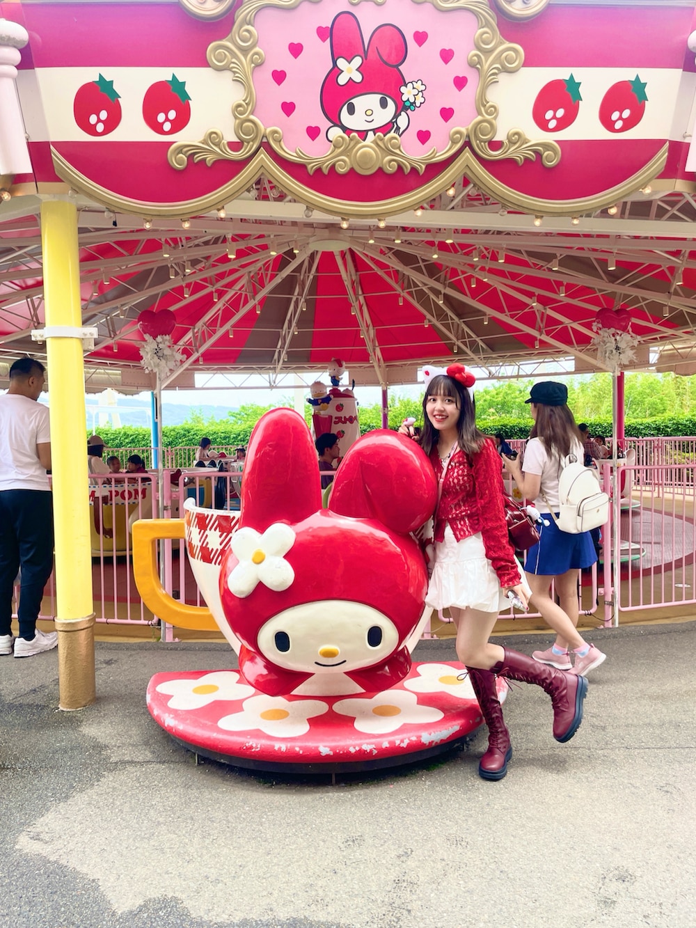 「レイヤードスタイル、夏ファッション、大人可愛い、シアートップス、ガーリー、赤、ロングブーツ、バルーンスカート、ミニスカート、カーディガン、ブーツ、ショルダーバッグ、jouetie、JEANASiS、Heather」｜「Heatherのバルーンミニスカート（スカート、ホワイト系）」を使った、ミリアさん（骨格ストレート・レディース・158cm）の夏コーディネートの4枚目の写真