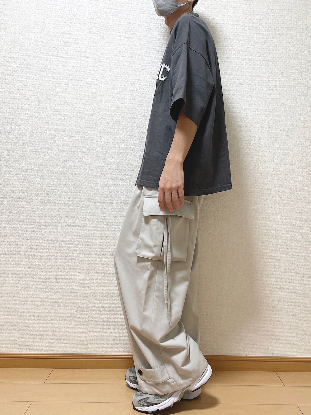 グレー系のTシャツ/カットソー、グレー系のカーゴパンツ、グレー系のスニーカーを着用したメンズの秋コーディネートの3枚目の写真