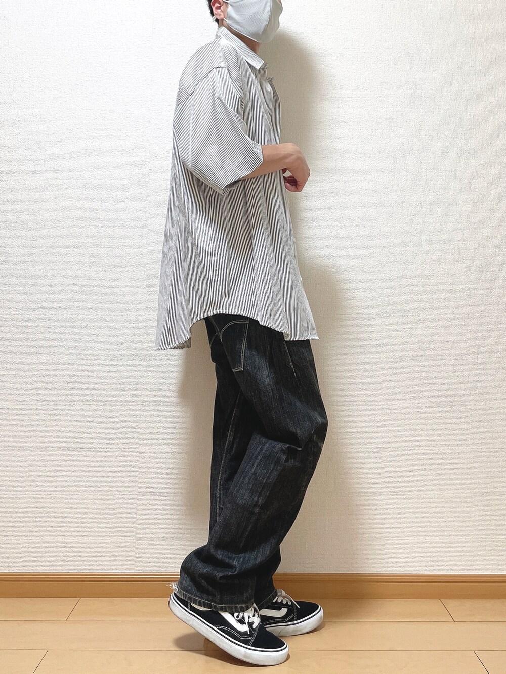 ブルー系のシャツ/ブラウス、ホワイト系のTシャツ/カットソー、ブラック系のデニムパンツを着用したメンズの夏コーディネートの2枚目の写真