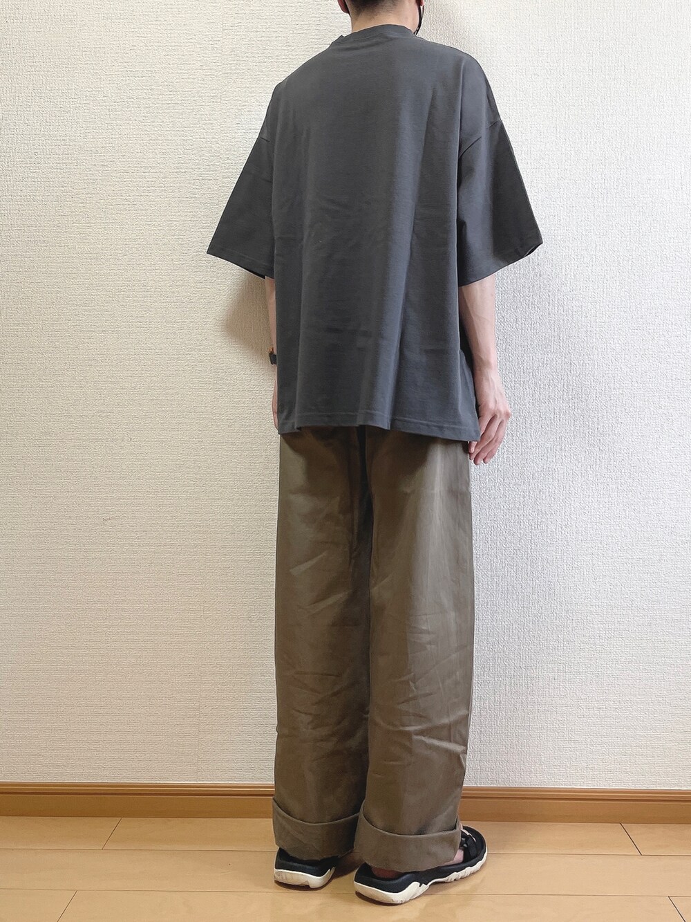 グレー系のTシャツ/カットソー、ベージュ系のその他パンツ、ブラック系のサンダルを着用したメンズの夏コーディネートの4枚目の写真