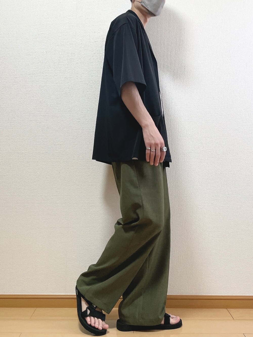 ブラック系のジャケット/アウター、ホワイト系のタンクトップ、グリーン系のその他パンツを着用したメンズの春コーディネートの2枚目の写真