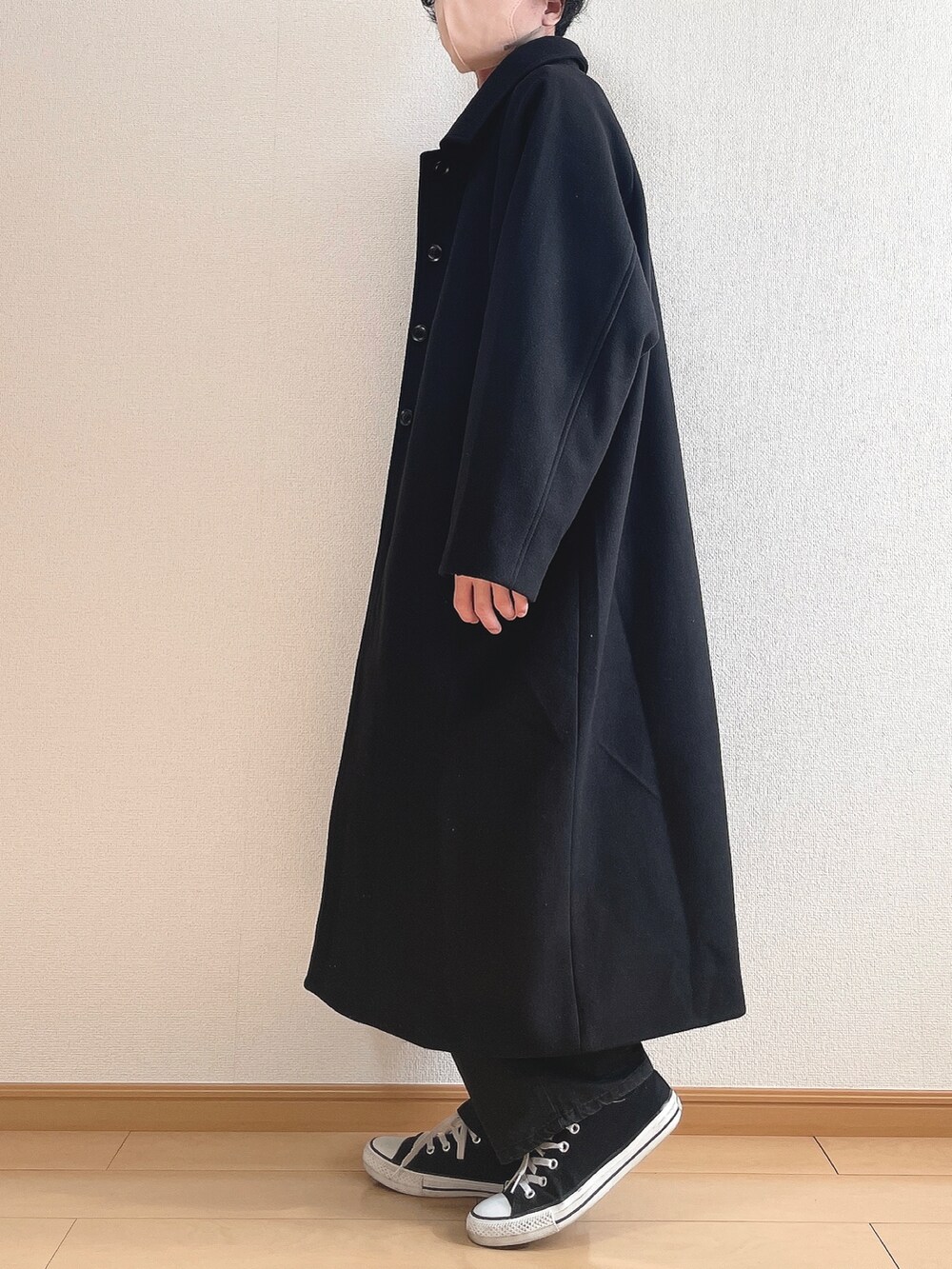 ブラック系のステンカラーコート、ブラウン系のスウェット、ホワイト系のTシャツ/カットソーを着用したメンズの冬コーディネートの3枚目の写真