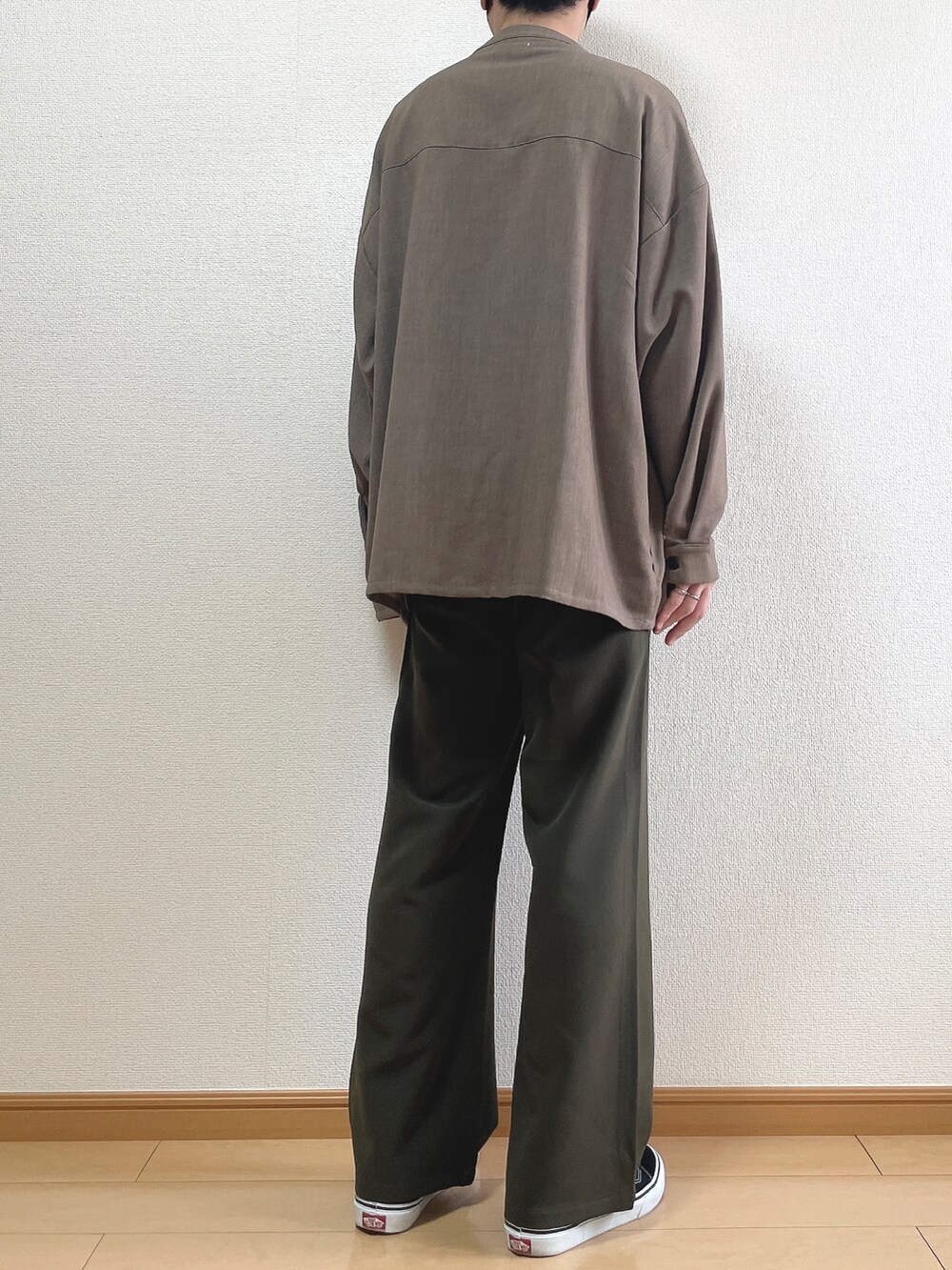 ブラウン系のシャツ/ブラウス、ベージュ系のTシャツ/カットソー、グリーン系のスラックスを着用したメンズの秋コーディネートの4枚目の写真