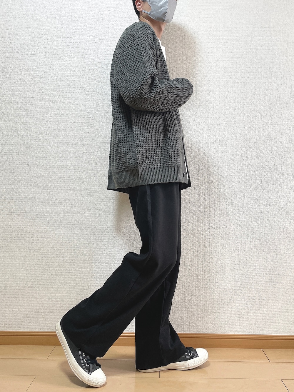 グレー系のカーディガン/ボレロ、ホワイト系のTシャツ/カットソー、ブラック系のスラックスを着用したメンズの秋コーディネートの2枚目の写真