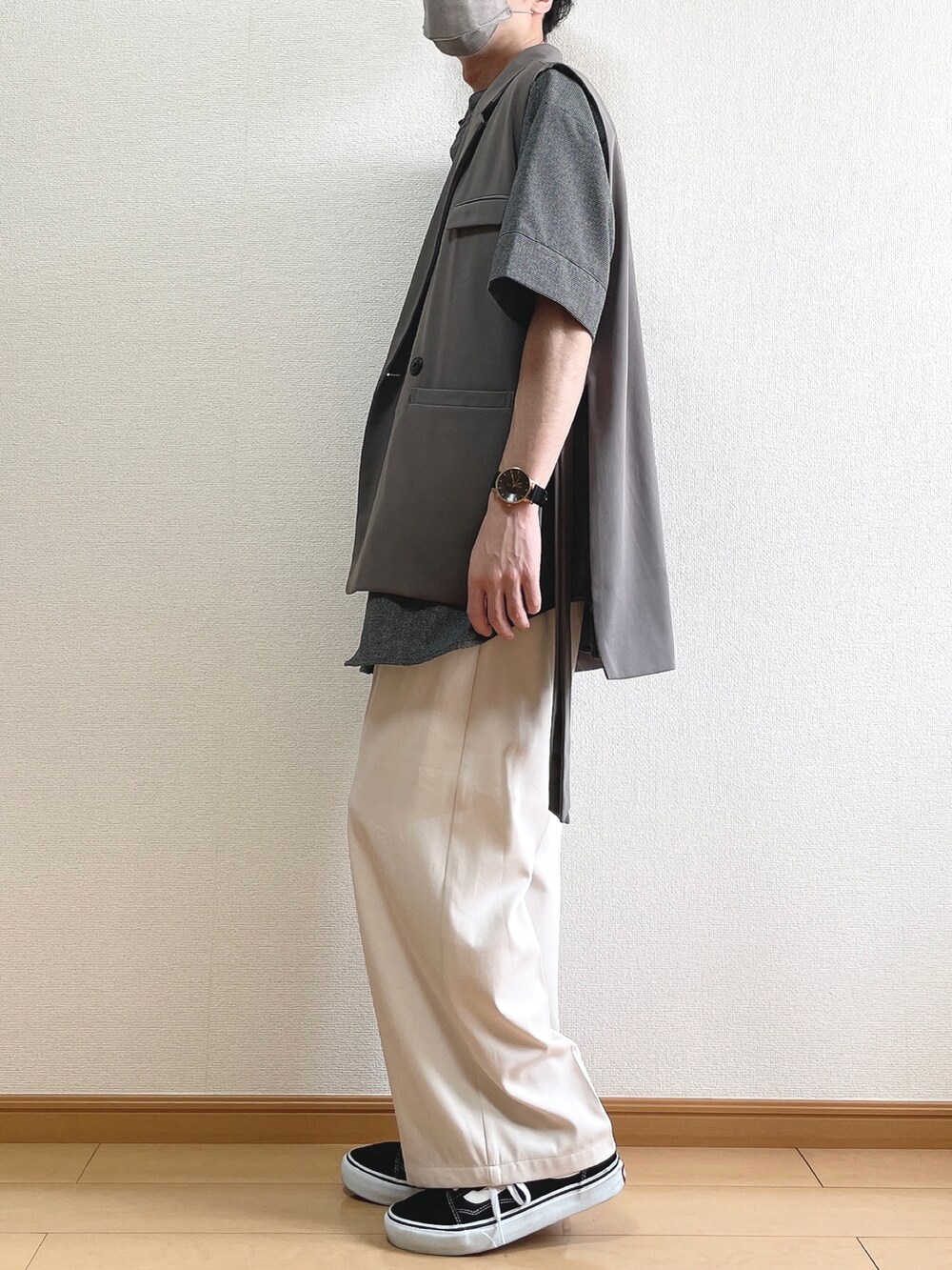 ブラウン系のベスト、ブラック系のシャツ/ブラウス、ベージュ系のスラックスを着用したメンズの夏コーディネートの3枚目の写真