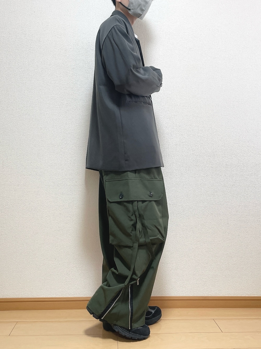 グレー系のテーラードジャケット、ホワイト系のTシャツ/カットソー、グリーン系のカーゴパンツを着用したメンズの春コーディネートの2枚目の写真