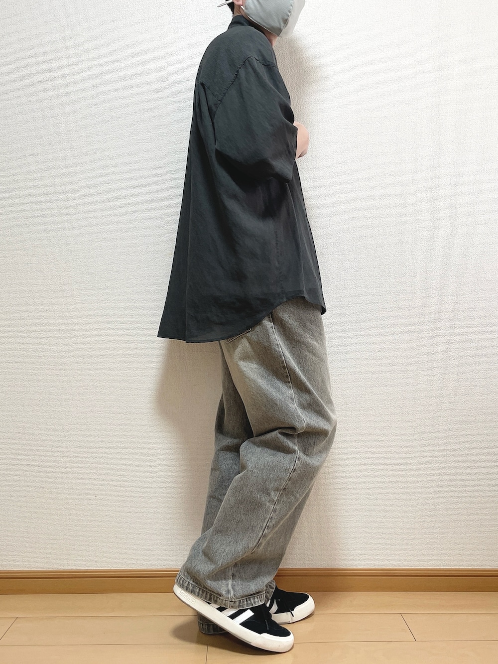 グレー系のシャツ/ブラウス、ホワイト系のTシャツ/カットソー、ブラック系のデニムパンツを着用したメンズの春コーディネートの2枚目の写真