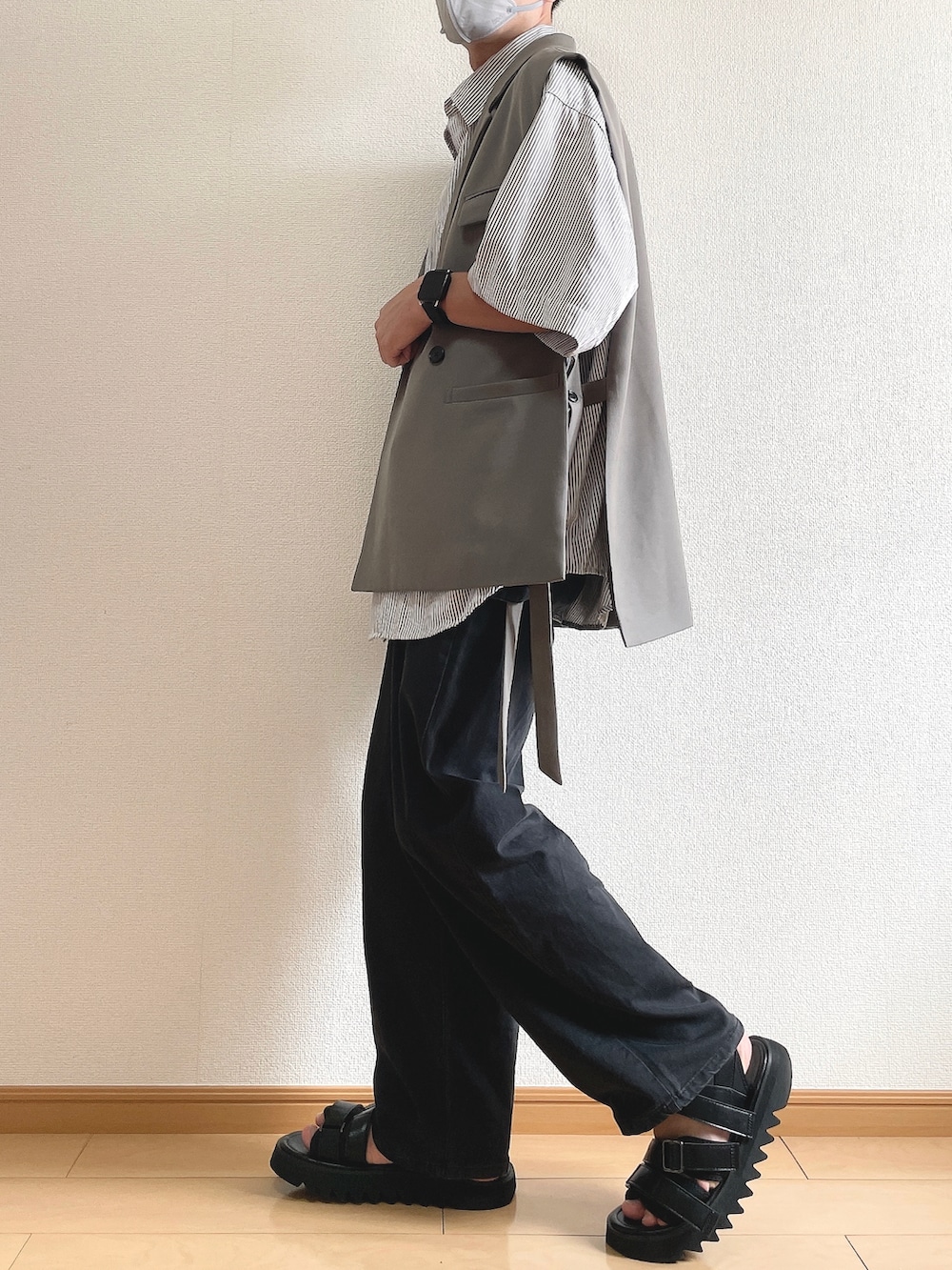 グレー系のベスト、ブルー系のシャツ/ブラウス、ブラック系のデニムパンツを着用したメンズの夏コーディネートの3枚目の写真