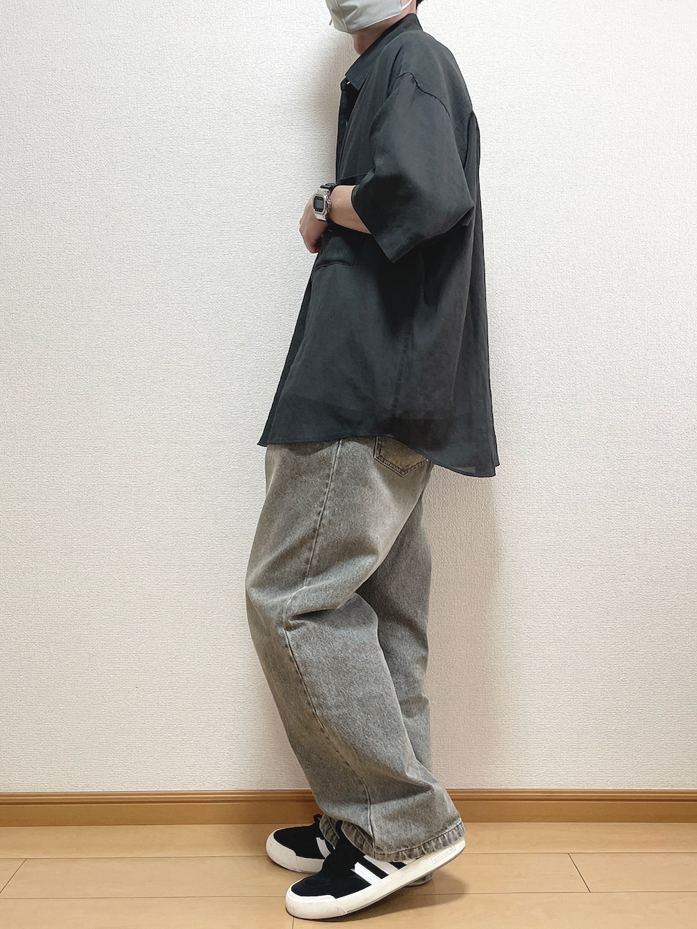 グレー系のシャツ/ブラウス、ホワイト系のTシャツ/カットソー、ブラック系のデニムパンツを着用したメンズの春コーディネートの3枚目の写真