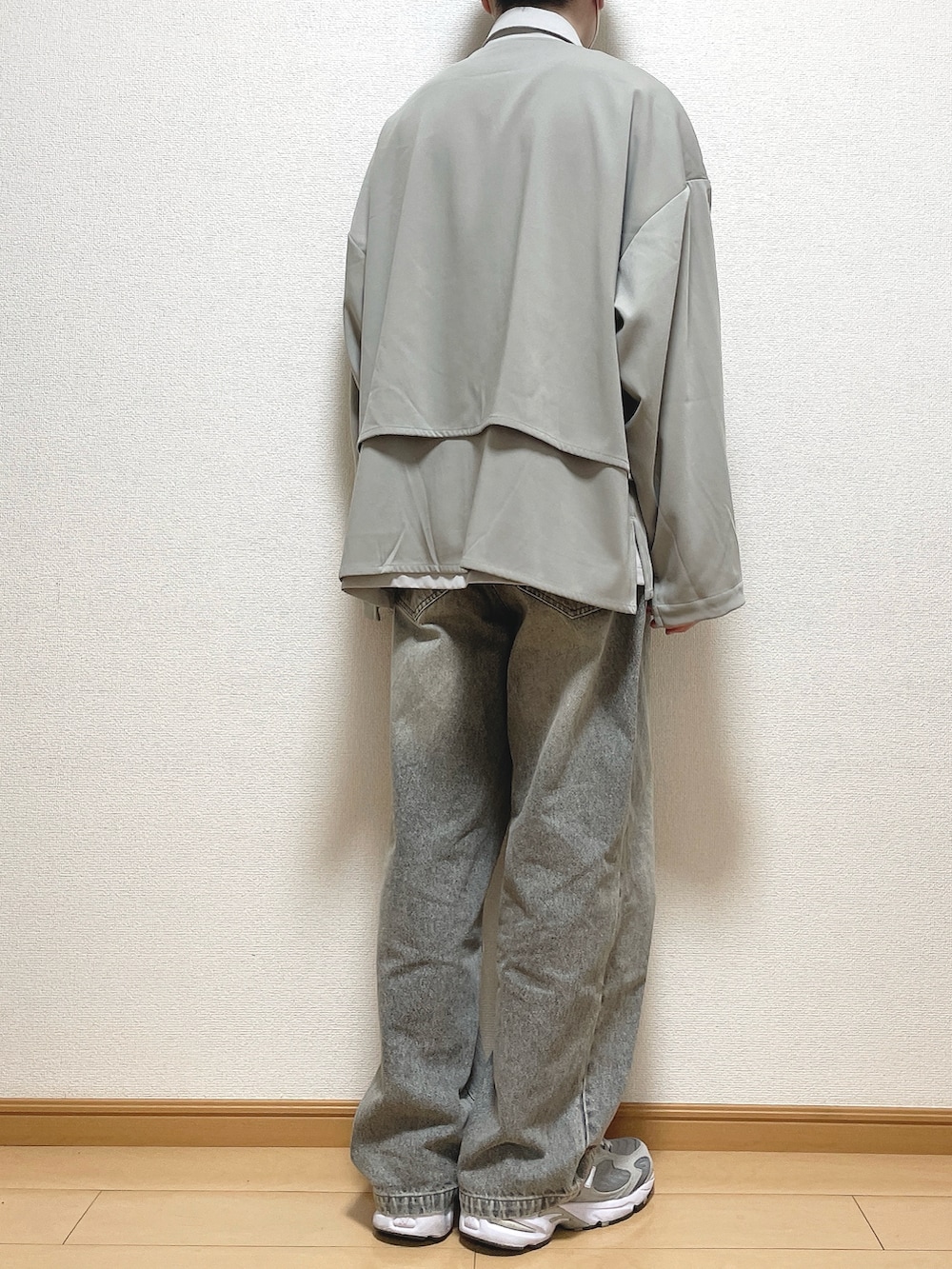 グレー系のブルゾン、グレー系のシャツ/ブラウス、ブラック系のデニムパンツを着用したメンズの春コーディネートの4枚目の写真