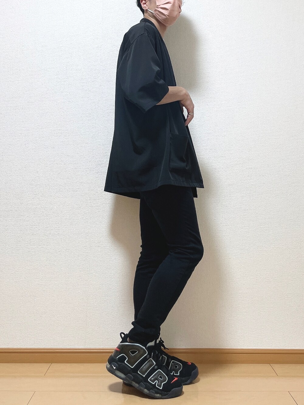 ブラック系のジャケット/アウター、ホワイト系のTシャツ/カットソー、ブラック系のデニムパンツを着用したメンズの夏コーディネートの2枚目の写真