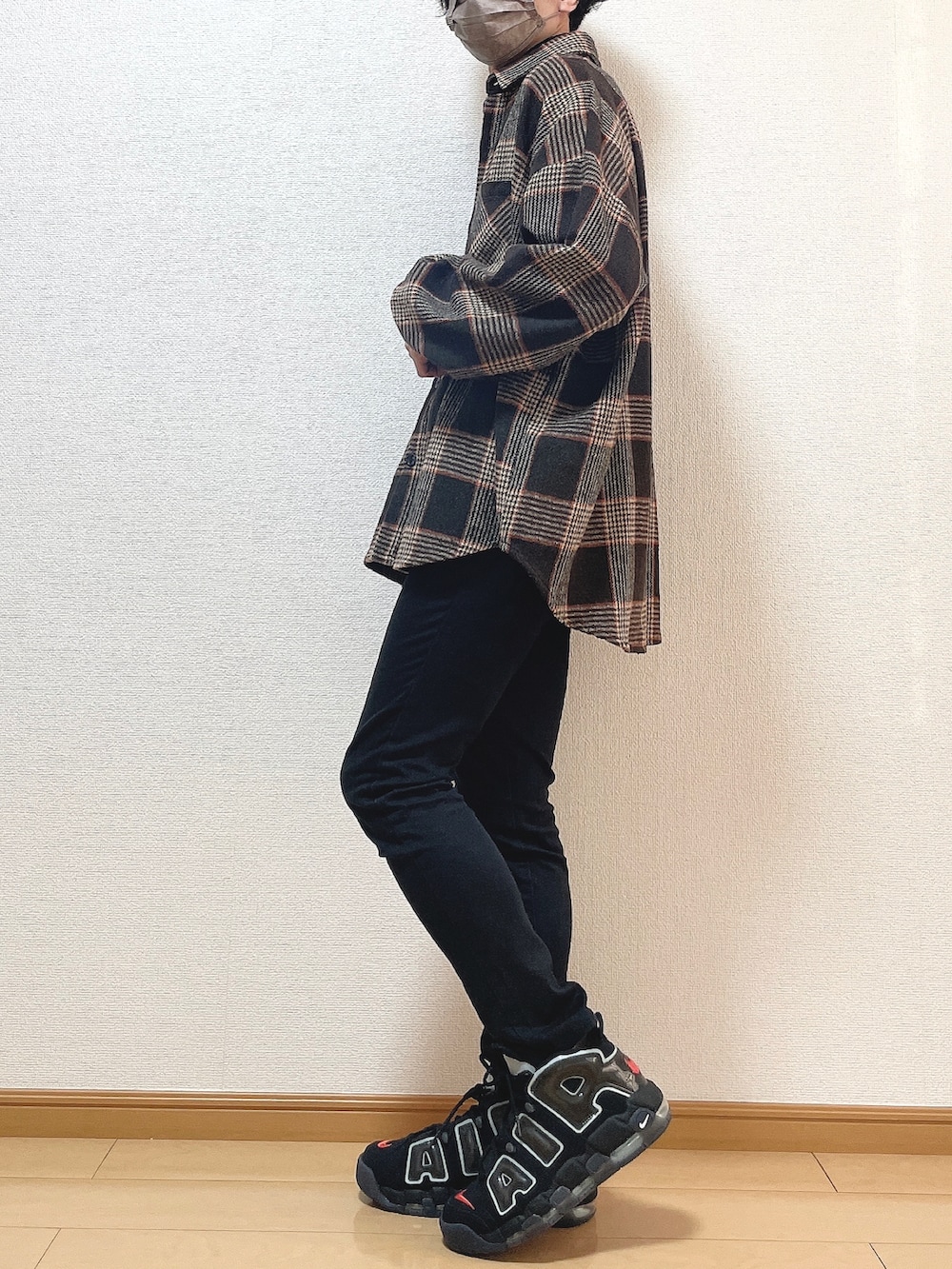 ブラウン系のシャツ/ブラウス、ブラック系のTシャツ/カットソー、ブラック系のデニムパンツを着用したメンズの秋コーディネートの3枚目の写真