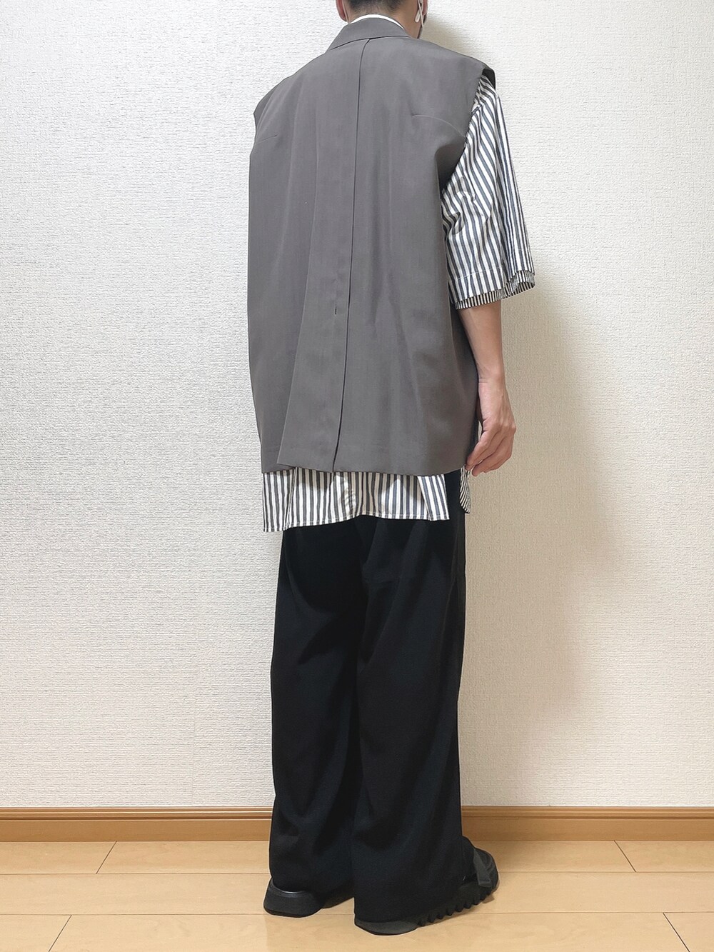 ホワイト系のシャツ/ブラウス、グレー系のベスト、ブラック系のその他パンツを着用したメンズの夏コーディネートの4枚目の写真
