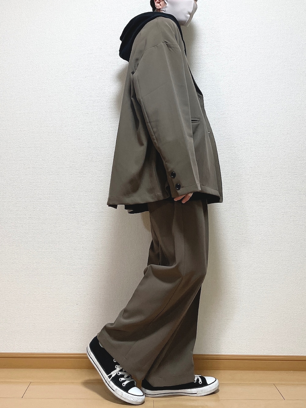 ブラウン系のテーラードジャケット、ブラック系のパーカー、ブラック系のTシャツ/カットソーを着用したメンズの冬コーディネートの2枚目の写真