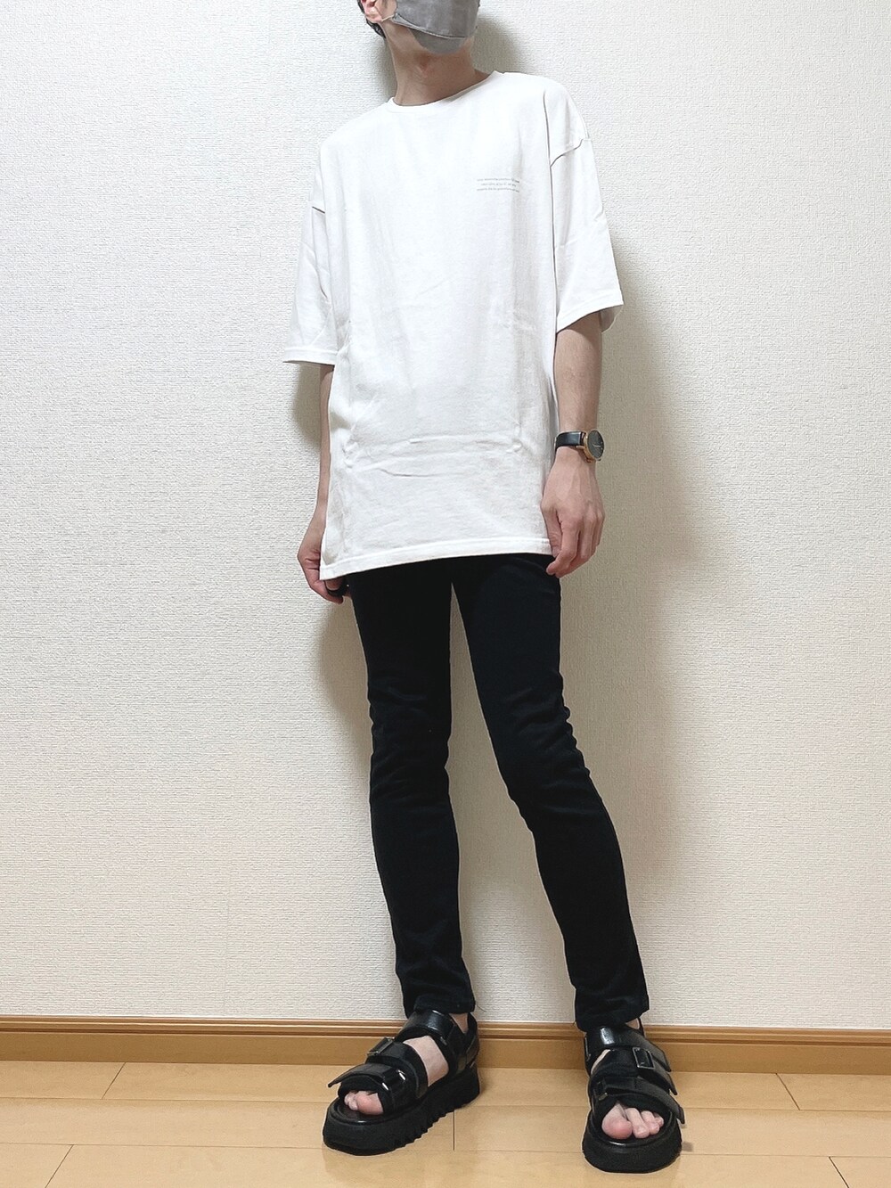グリーン系のTシャツ/カットソー、ブラック系のデニムパンツ、ブラック系のサンダルを着用したメンズの夏コーディネートの2枚目の写真
