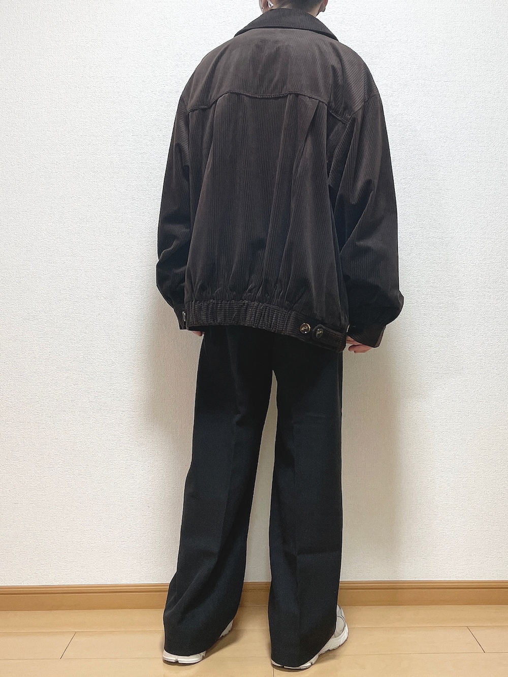 ブラウン系のブルゾン、ホワイト系のTシャツ/カットソー、ブラック系のその他パンツを着用したメンズの冬コーディネートの4枚目の写真