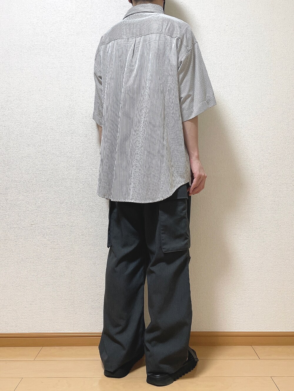 ブルー系のシャツ/ブラウス、グレー系のカーゴパンツ、ブラック系のサンダルを着用したメンズの夏コーディネートの4枚目の写真