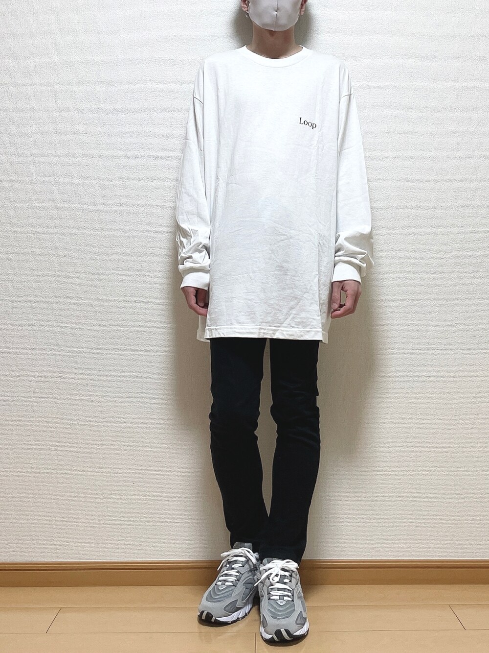 ホワイト系のTシャツ/カットソー、ブラック系のデニムパンツ、グレー系のスニーカーを着用したメンズの春コーディネートの2枚目の写真