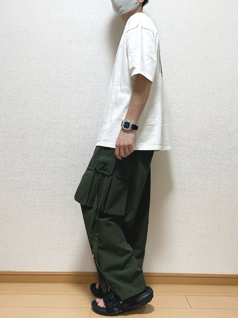 グリーン系のTシャツ/カットソー、グリーン系のカーゴパンツ、ブラック系のサンダルを着用したメンズの夏コーディネートの3枚目の写真