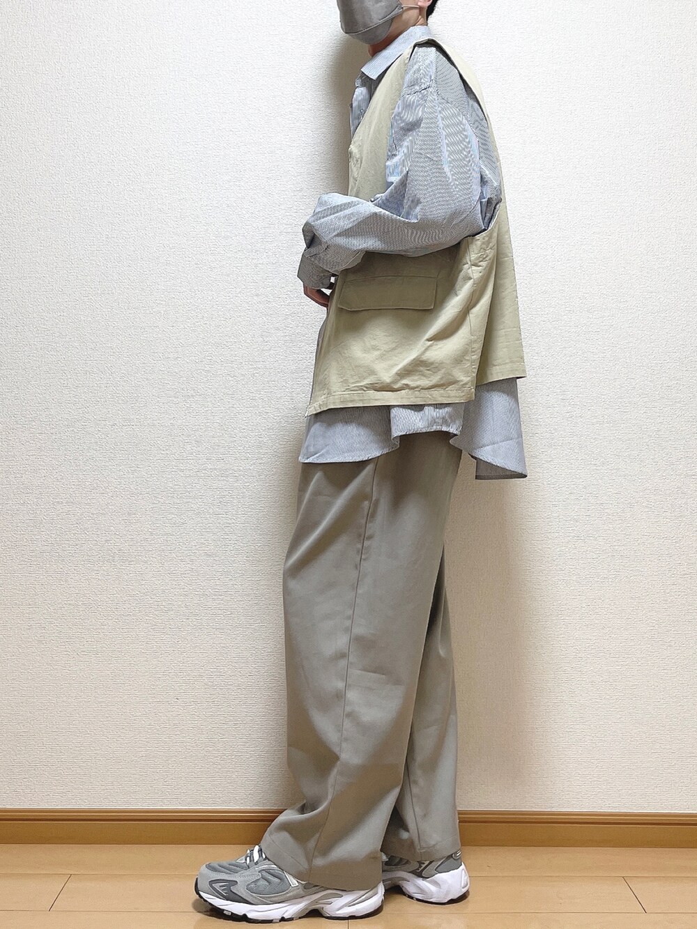 その他のシャツ/ブラウス、ベージュ系のベスト、ホワイト系のTシャツ/カットソーを着用したメンズの春コーディネートの4枚目の写真