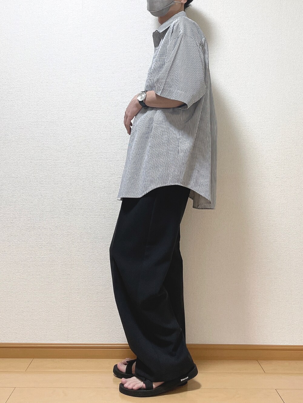 ブルー系のシャツ/ブラウス、ブラック系のその他パンツ、ブラック系のサンダルを着用したメンズの夏コーディネートの3枚目の写真