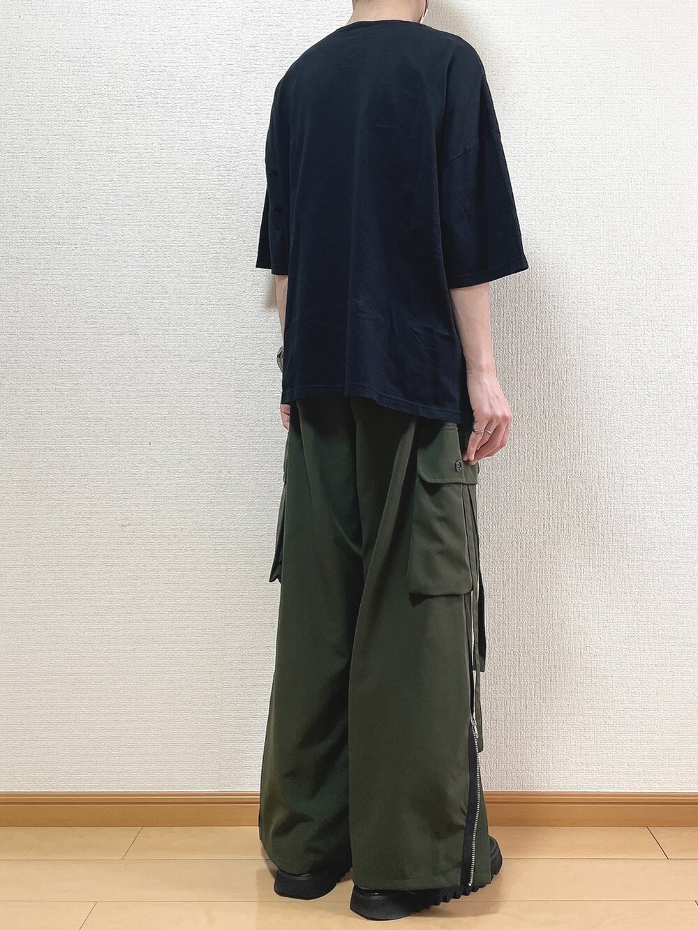 ブラック系のTシャツ/カットソー、グリーン系のカーゴパンツ、ブラック系のサンダルを着用したメンズの夏コーディネートの4枚目の写真