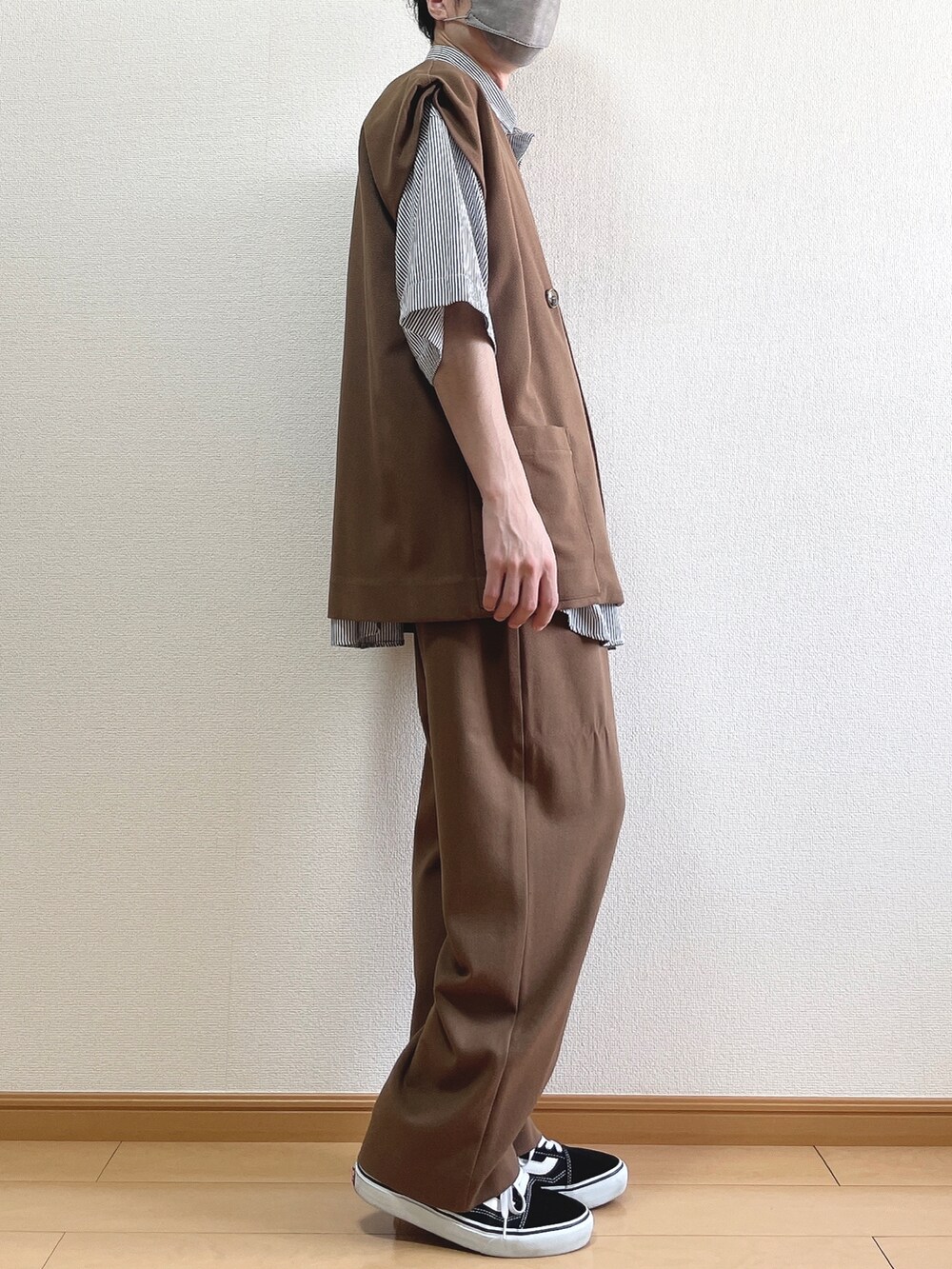 ブラウン系のベスト、ブルー系のシャツ/ブラウス、ブラウン系のその他パンツを着用したメンズの夏コーディネートの2枚目の写真