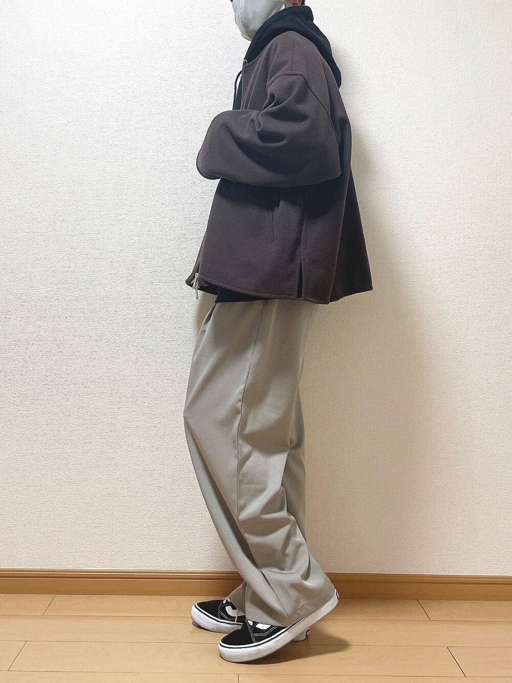 レッド系のブルゾン、ブラック系のパーカー、グレー系のその他パンツを着用したメンズの冬コーディネートの3枚目の写真