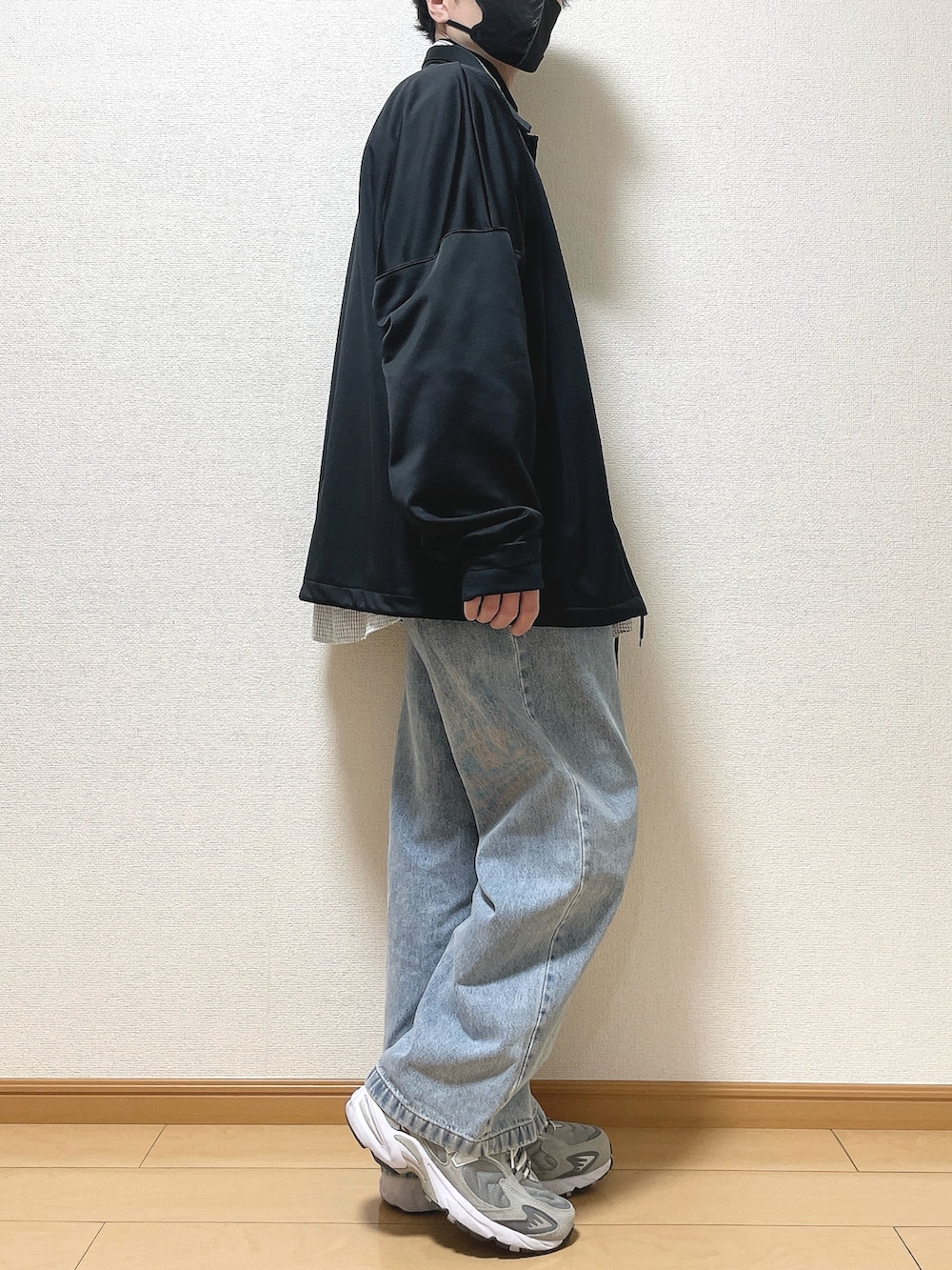 ブラック系のチェスターコート、その他のシャツ/ブラウス、ブラック系のTシャツ/カットソーを着用したメンズの冬コーディネートの2枚目の写真