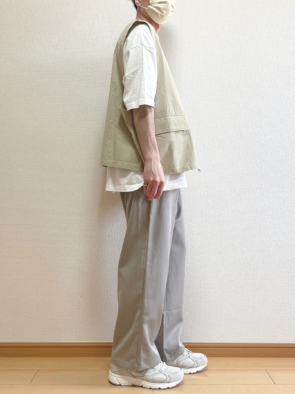 ベージュ系のベスト、ホワイト系のTシャツ/カットソー、グレー系のその他パンツを着用したメンズの春コーディネートの2枚目の写真