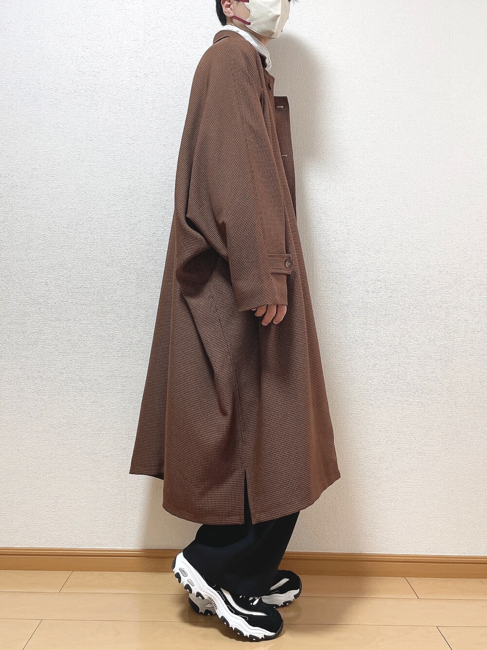 ブラウン系のステンカラーコート、グレー系のスウェット、ブラック系のその他パンツを着用したメンズの秋コーディネートの2枚目の写真