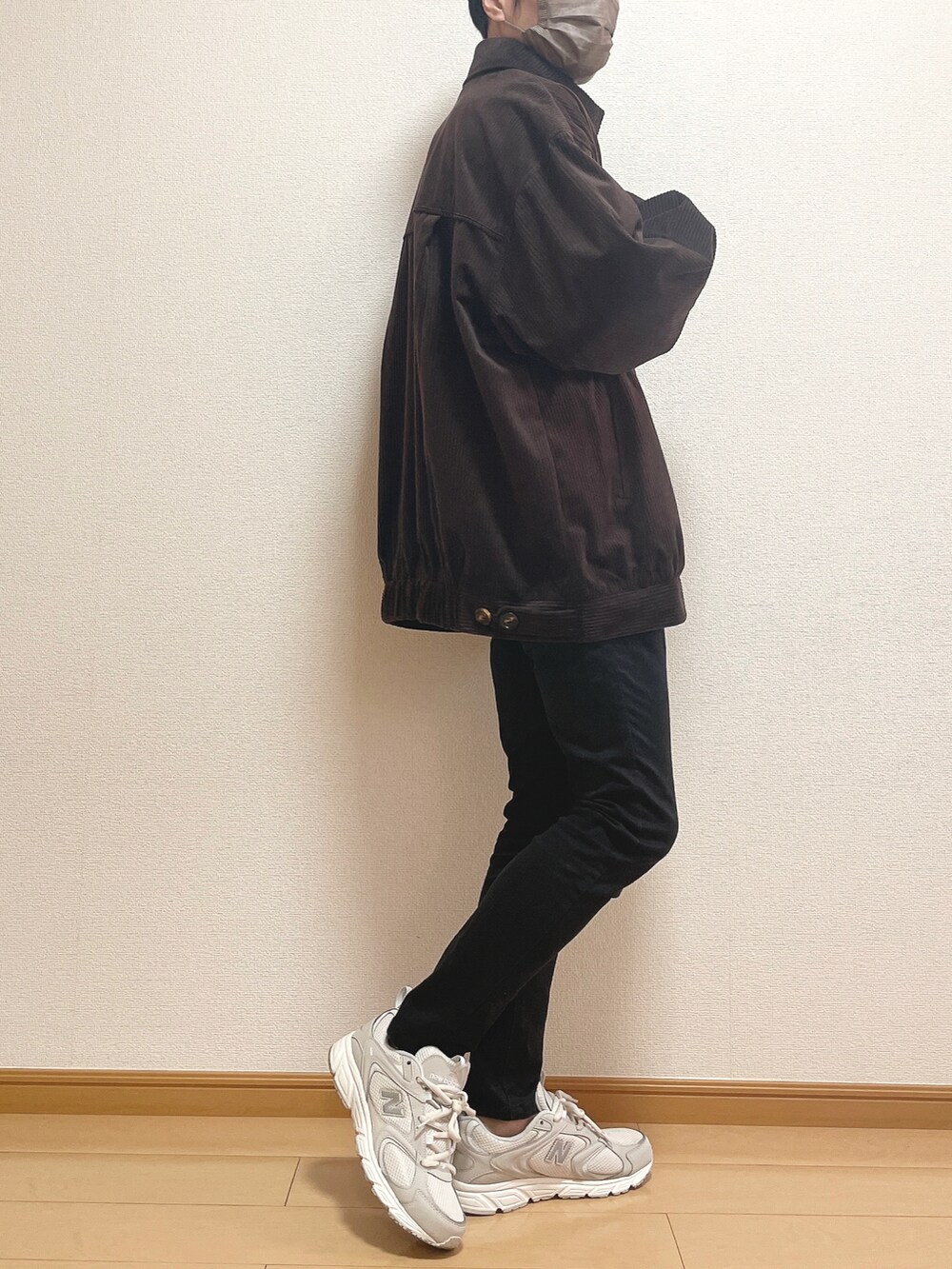 ブラウン系のブルゾン、ブラウン系のニット/セーター、ホワイト系のTシャツ/カットソーを着用したメンズの秋コーディネートの3枚目の写真