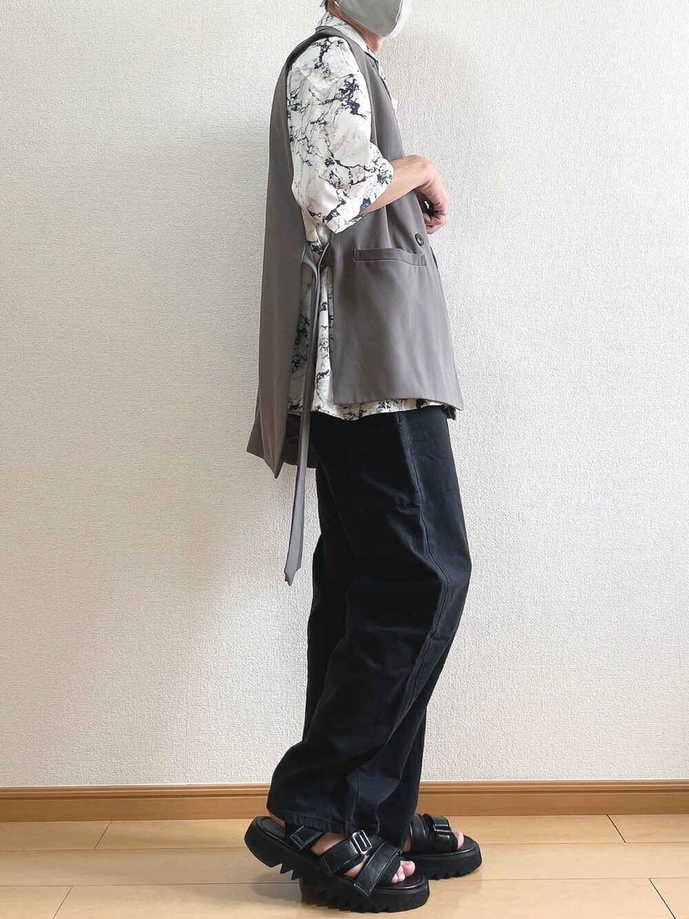 ブラウン系のベスト、ホワイト系のシャツ/ブラウス、ブラック系のデニムパンツを着用したメンズの夏コーディネートの2枚目の写真