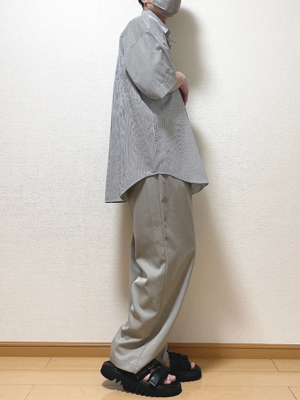 ブルー系のシャツ/ブラウス、グレー系のその他パンツ、ブラック系のサンダルを着用したメンズの夏コーディネートの2枚目の写真