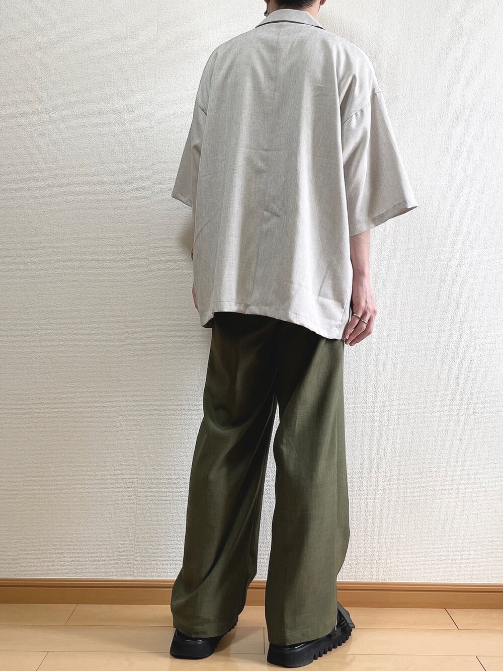 ベージュ系のその他トップス、ホワイト系のTシャツ/カットソー、グリーン系のその他パンツを着用したメンズの夏コーディネートの4枚目の写真