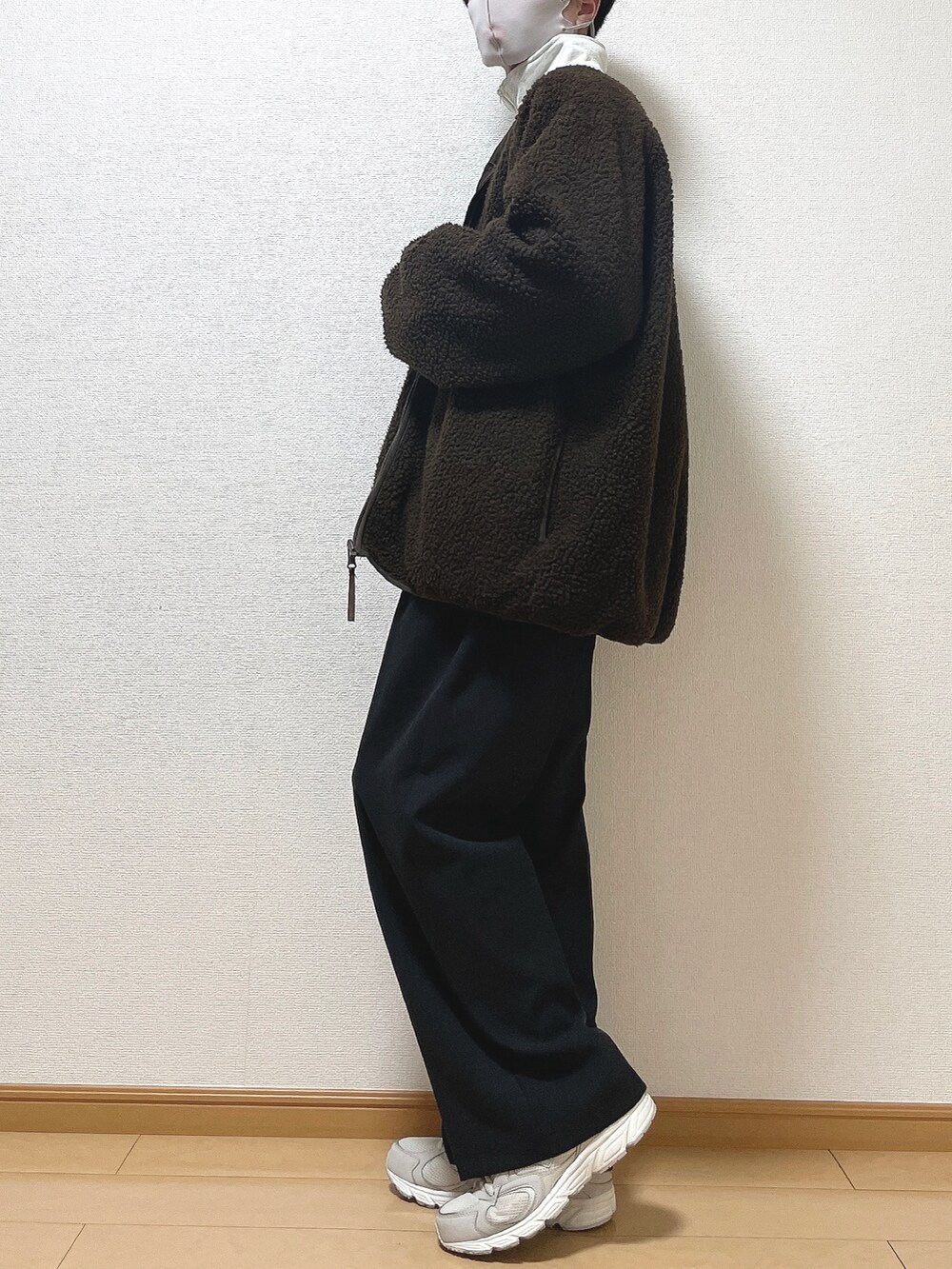ブラウン系のブルゾン、グレー系のスウェット、ブラック系のその他パンツを着用したメンズの冬コーディネートの3枚目の写真