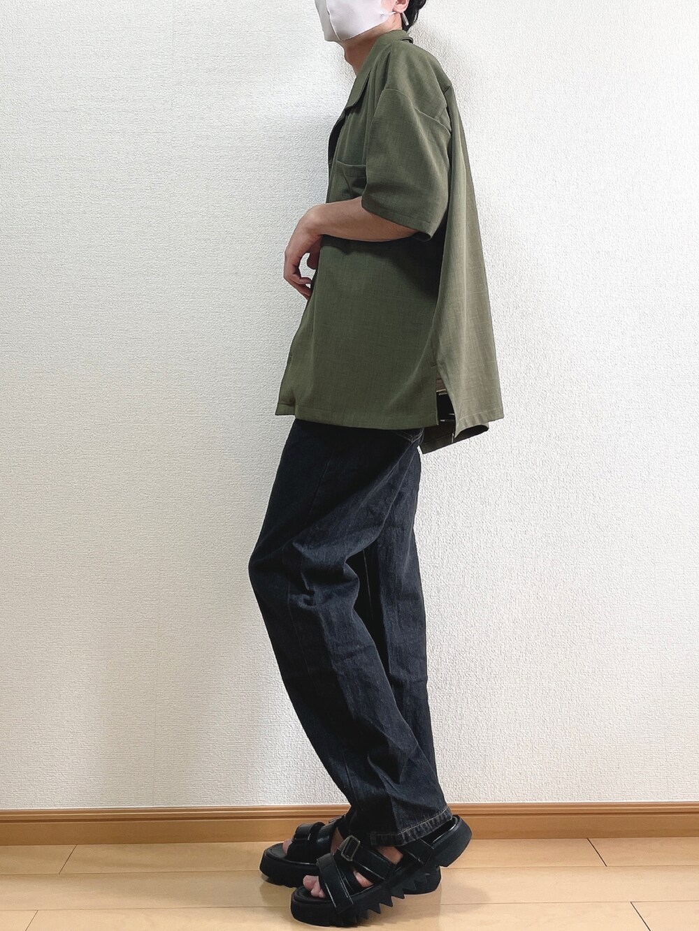 グリーン系のシャツ/ブラウス、ホワイト系のTシャツ/カットソー、ブラック系のデニムパンツを着用したメンズの夏コーディネートの3枚目の写真