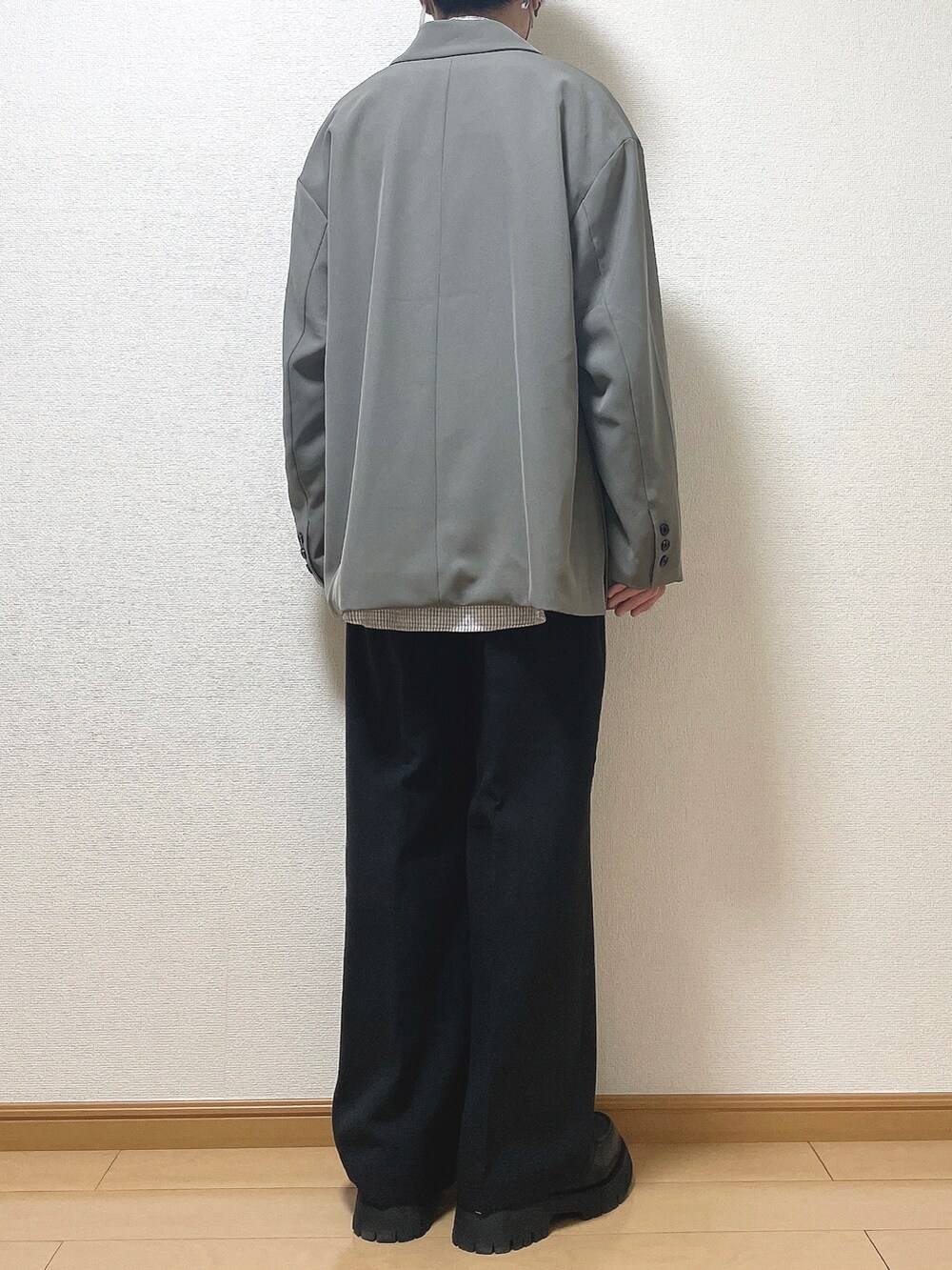 グレー系のテーラードジャケット、ブラック系のシャツ/ブラウス、ブラック系のその他パンツを着用したメンズの春コーディネートの4枚目の写真