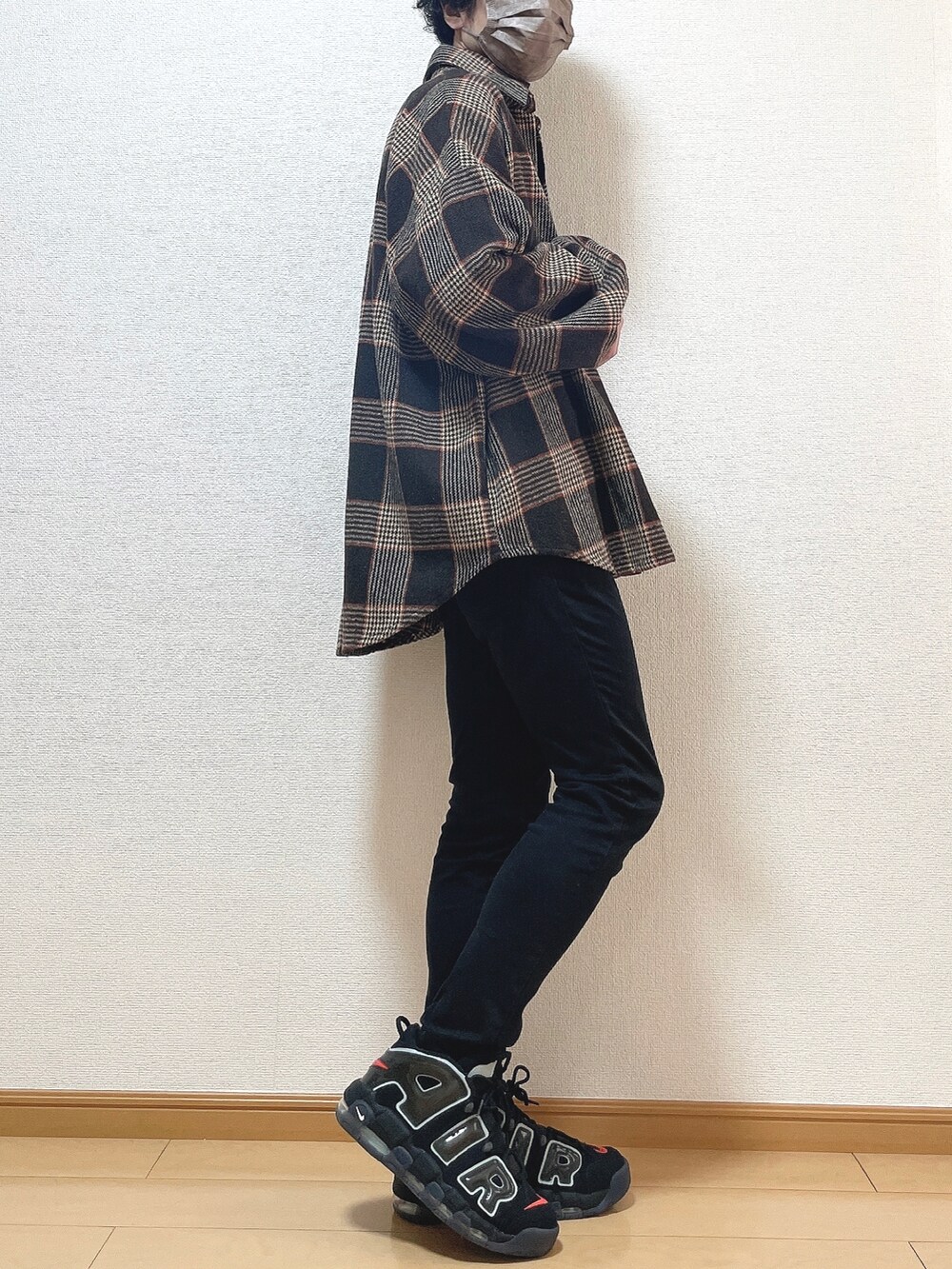 ブラウン系のシャツ/ブラウス、ブラック系のTシャツ/カットソー、ブラック系のデニムパンツを着用したメンズの秋コーディネートの2枚目の写真