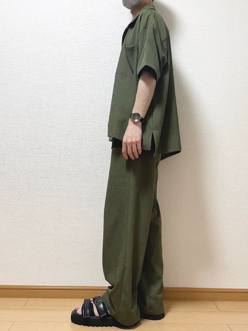 グリーン系のシャツ/ブラウス、ブラック系のTシャツ/カットソー、グリーン系のその他パンツを着用したメンズの夏コーディネートの3枚目の写真