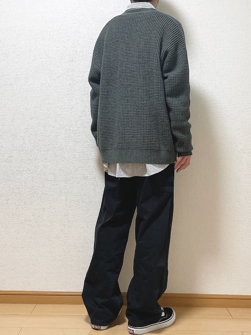 グレー系のカーディガン/ボレロ、ブラック系のシャツ/ブラウス、ブラック系のTシャツ/カットソーを着用したメンズの秋コーディネートの4枚目の写真