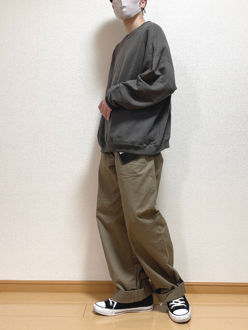 グレー系のスウェット、ベージュ系のその他パンツ、ブラック系のスニーカーを着用したメンズの秋コーディネートの3枚目の写真